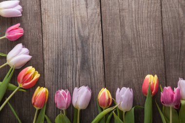 Lale holid üzerinde eski ahşap tahta üzerinde bahar çiçek buketi