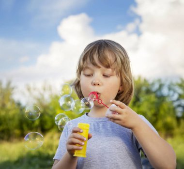 mutlu çocuk oyun açık havada kabarcıkları