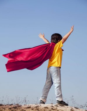 Süper kahraman genç süper kahraman gökyüzü arka plan üzerinde oynama çocuk