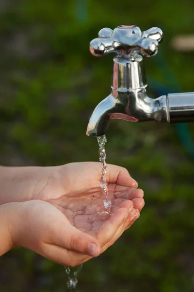 Çocuk bahçesinde musluk altından elini yıkar — Stok fotoğraf