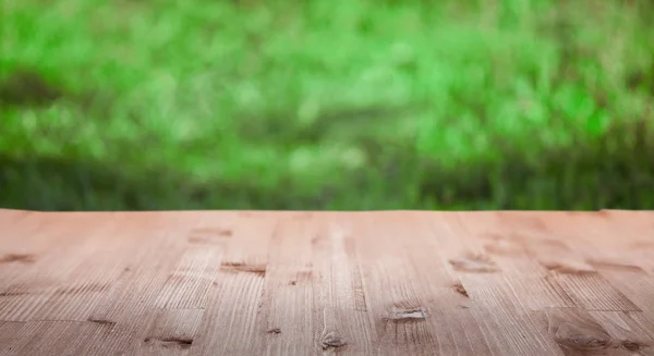 Mesa de madeira velha em branco no jardim de verão em um dia ensolarado (focu — Fotografia de Stock