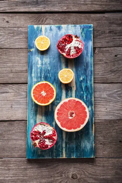 bir mavi vintage yönetim kurulu, portakal limon grapef olgun tropikal meyve