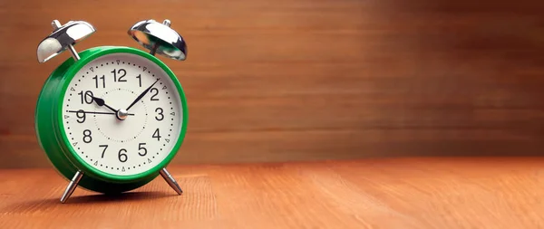 Classic green alarm clock morning wake-up time on wood backgroun — Stock Photo, Image
