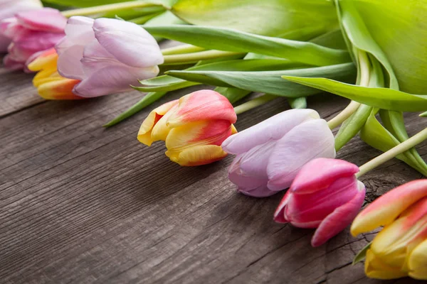 Mazzo di tulipani di fiori di primavera su asse vecchia di legno su holid — Foto Stock