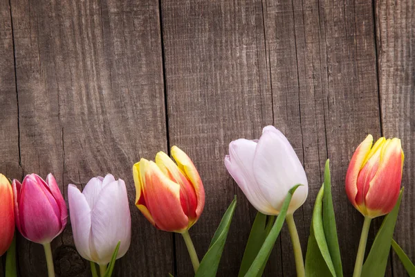 Mazzo di tulipani di fiori di primavera su asse vecchia di legno su holid — Foto Stock