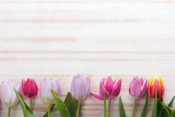 Mazzo di tulipani di fiori di primavera su asse vecchia di legno su holid — Foto Stock