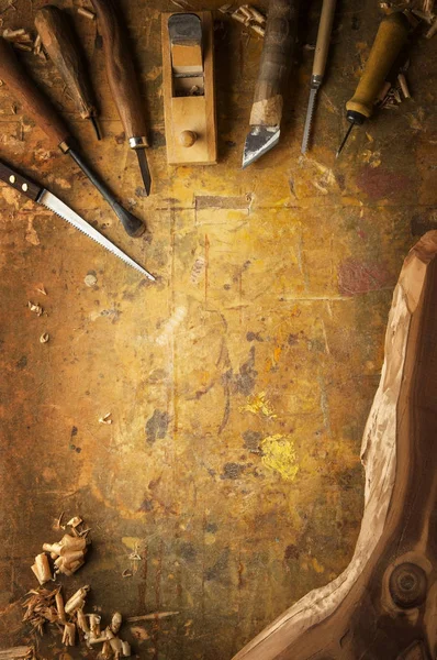 El aletleri ahşap bir eski ahşap tezgah üzerinde — Stok fotoğraf