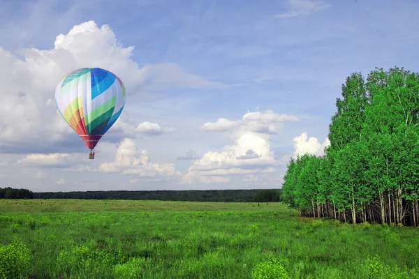 Les ballons survolent les champs verdoyants, les collines en été — Photo