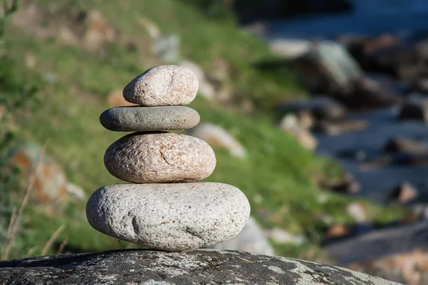 Στοίβα από πέτρες σε ορεινό ποτάμι zen χαλάρωση ο διαλογισμός — Φωτογραφία Αρχείου
