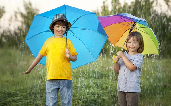 Frère heureux avec parasol à l'extérieur — Photo