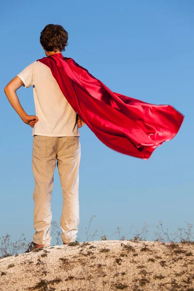 Menino jogando super-heróis no fundo do céu, super-herói adolescente — Fotografia de Stock