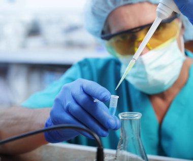 Bilim adamı test tüpü bilim laboratuvarını dolduruyor.