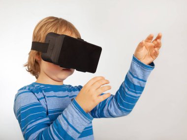 Çocuk sanal gerçeklik gözlüklü çocuk yeni teknoloji çalışır.