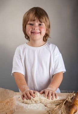 çocuk çocuk birlikte hamur yoğurmak