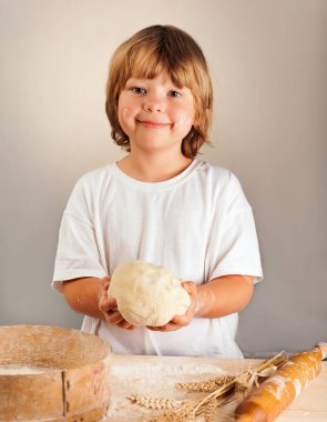 çocuk çocuk birlikte hamur yoğurmak