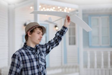 uçak ile mutlu çocuk oynamak elinde, çocuk traveli hakkında dreams