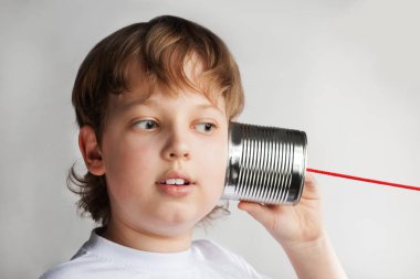 teneke kutu telefon oyunda mutlu çocuk