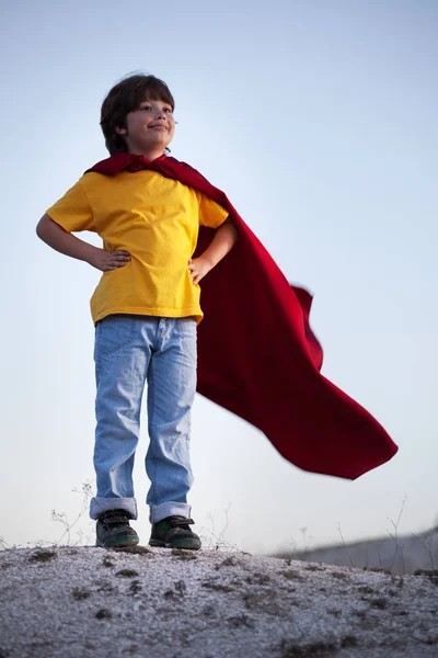 Menino jogando super-heróis no fundo do céu, criança super-herói i — Fotografia de Stock