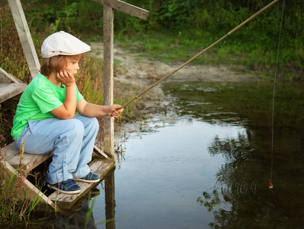 Ευτυχισμένο Αγόρι Αλιείας Στο Ποτάμι — Φωτογραφία Αρχείου