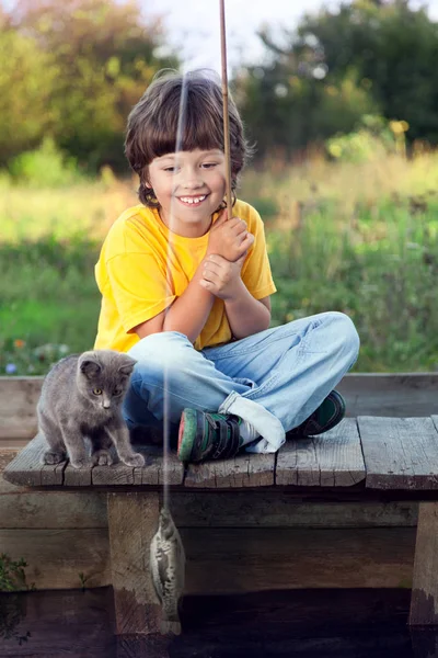 Gelukkige jongens gaan vissen op de rivier, twee kinderen van de fisherma — Stockfoto