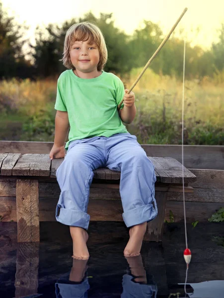 Ragazzo felice andare a pesca sul fiume, un pescatore bambini con un — Foto Stock