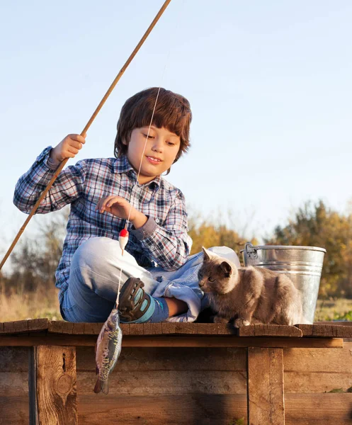ペットの子、キットの 1 つで川に釣りに行く幸せな少年 — ストック写真
