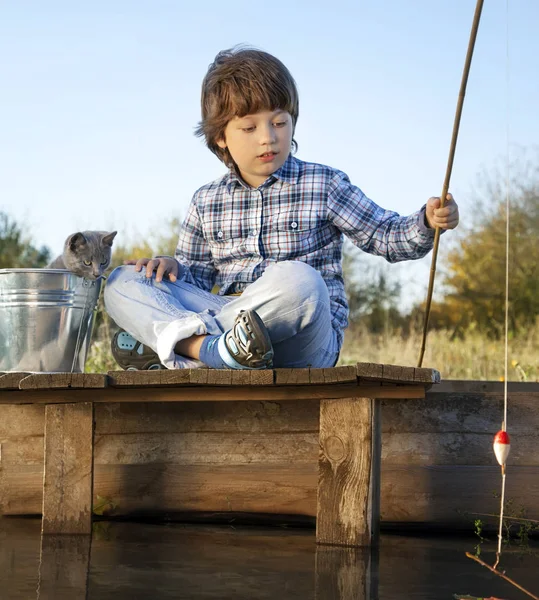 Ευτυχισμένο αγόρι πάτε για ψάρεμα στο ποτάμι με κατοικίδιο ζώο, ένα παιδιά και κιτ — Φωτογραφία Αρχείου