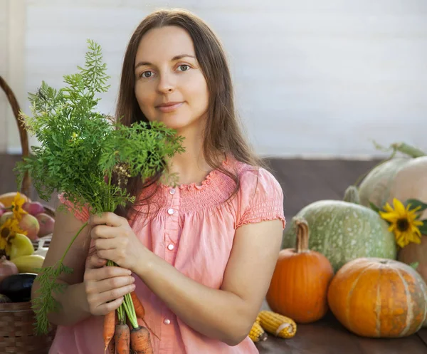Cultor rico colheita de legumes, Nice menina jardineiro enorme harve — Fotografia de Stock
