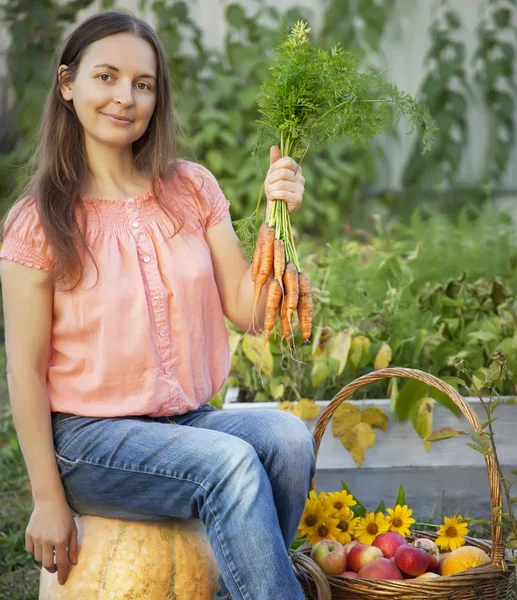 Cultor rico colheita de legumes, Nice menina jardineiro enorme harve — Fotografia de Stock