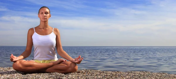 Chica de belleza en la playa en pose de loto, yoga relajarse — Foto de Stock