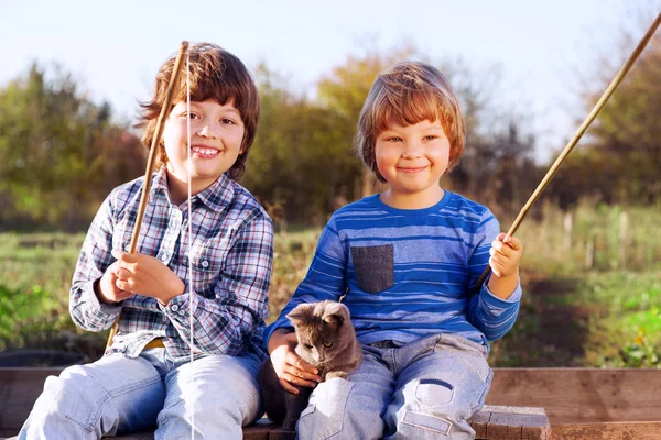 Ragazzi felici vanno a pescare sul fiume, due figli del pescatore — Foto Stock