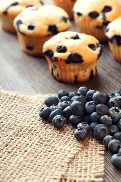 Muffin ahşap bir masa üzerinde yaban mersini ile. taze meyveleri ve swe — Stok fotoğraf