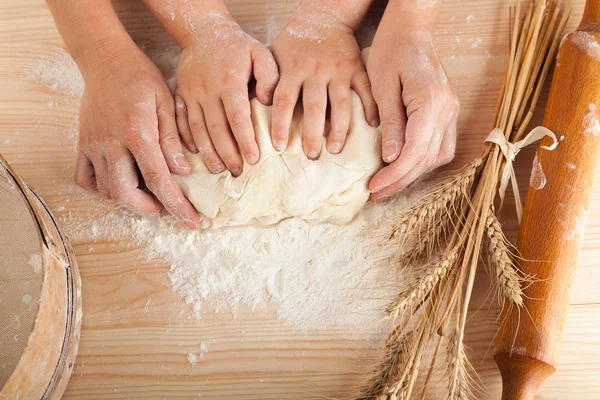 Çocuk el ve el onun anne ve tog hamur yoğurmak