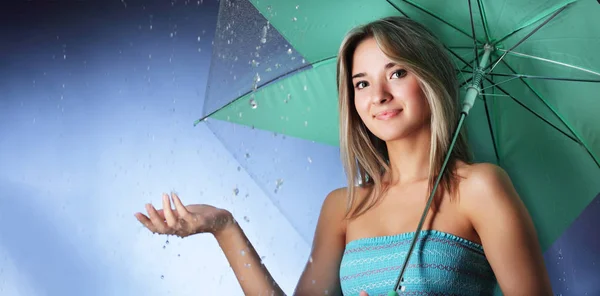 Krásy dívka s deštníkem za deště — Stock fotografie