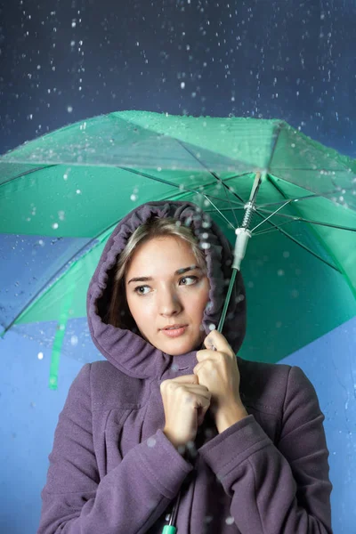 Vrouw onder een paraplu — Stockfoto