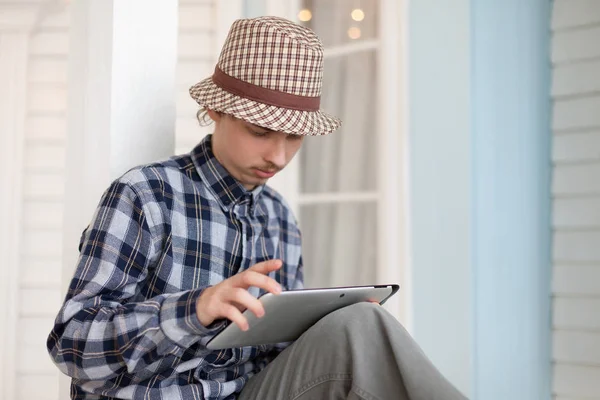 Beauty teenager with tablet pc — Stock Photo, Image