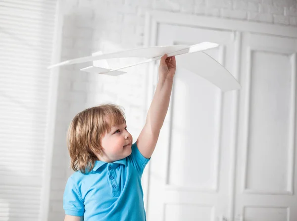 Szczęśliwy chłopiec grać z samolotu w ręku, dziecko marzy o traveli — Zdjęcie stockowe
