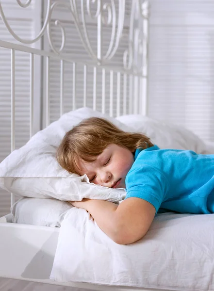 Bambino sta dormendo in camera a casa sul letto bianco — Foto Stock