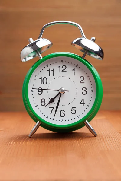 Klassieke groene alarm klok ochtend wakker tijd op hout pagina — Stockfoto