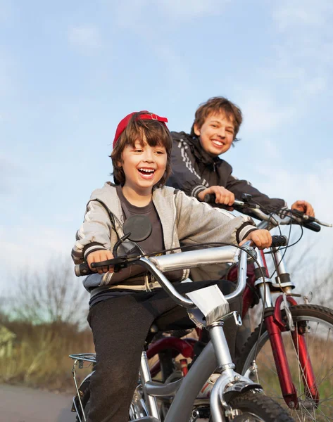 Dos hermanos montar en bicicleta — Foto de Stock