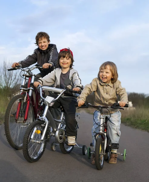 Tre bröder rida cyklar — Stockfoto