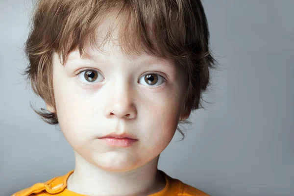 Intelligente ragazzo su legno sfondo — Foto Stock