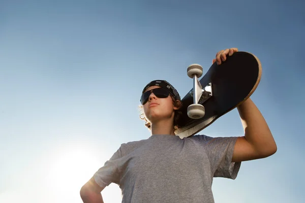 Νεαρό αγόρι με skateboard στο χέρι — Φωτογραφία Αρχείου