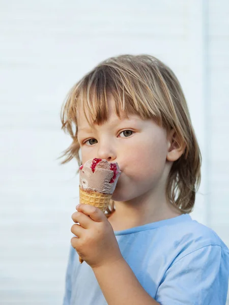 Gelukkig jongetje eten een ijsje — Stockfoto