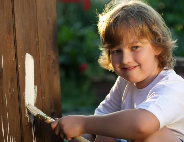 Glücklicher Junge mit Pinsel — Stockfoto