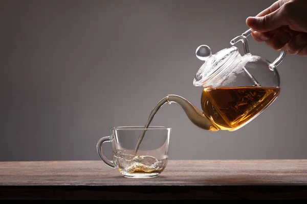 Bir çaydanlık dökülür — Stok fotoğraf