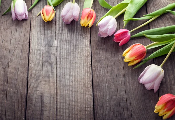 Bukiet tulipanów wiosna kwiatów na starej płycie na wytworne — Zdjęcie stockowe