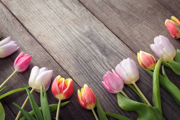 休日に古い木の板の春の花のチューリップの花束 — ストック写真