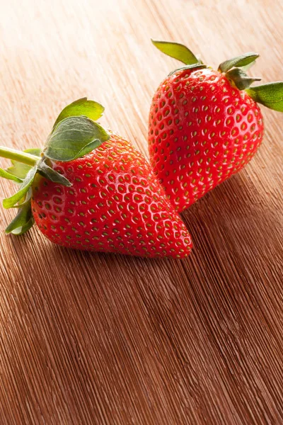 Röd mogen jordgubbe på trä bord — Stockfoto