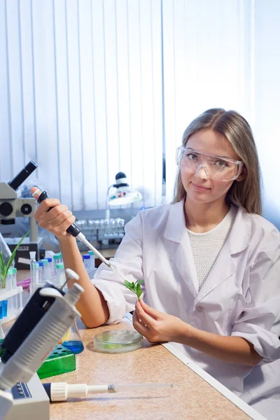 Scienziato con provette — Foto Stock